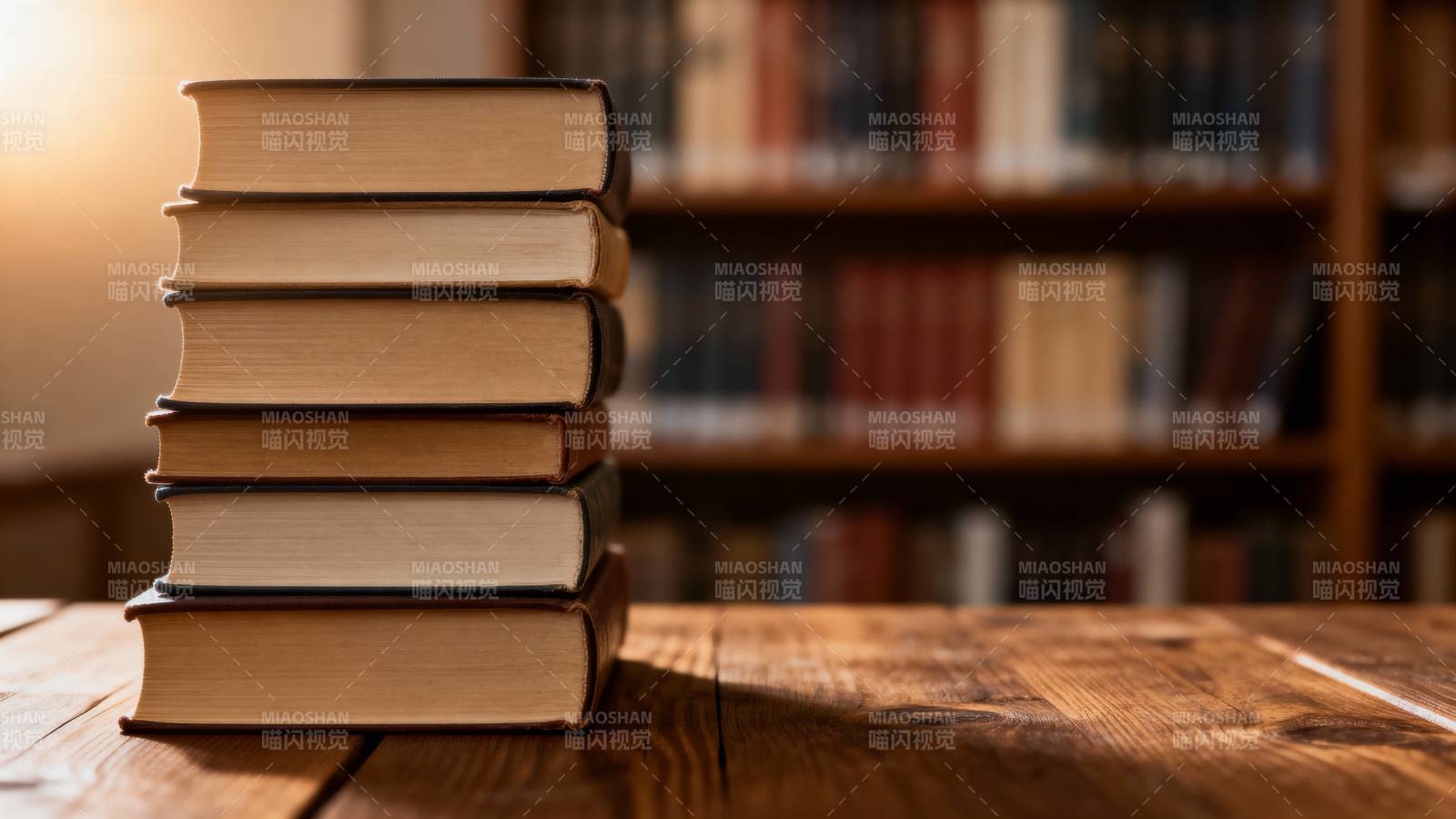 书堆静置木桌前图片