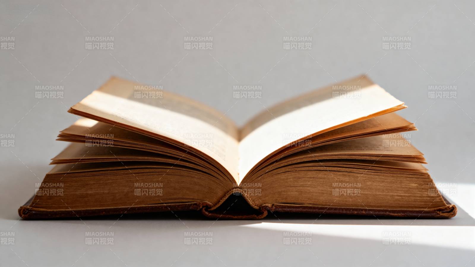 翻开的旧书图片