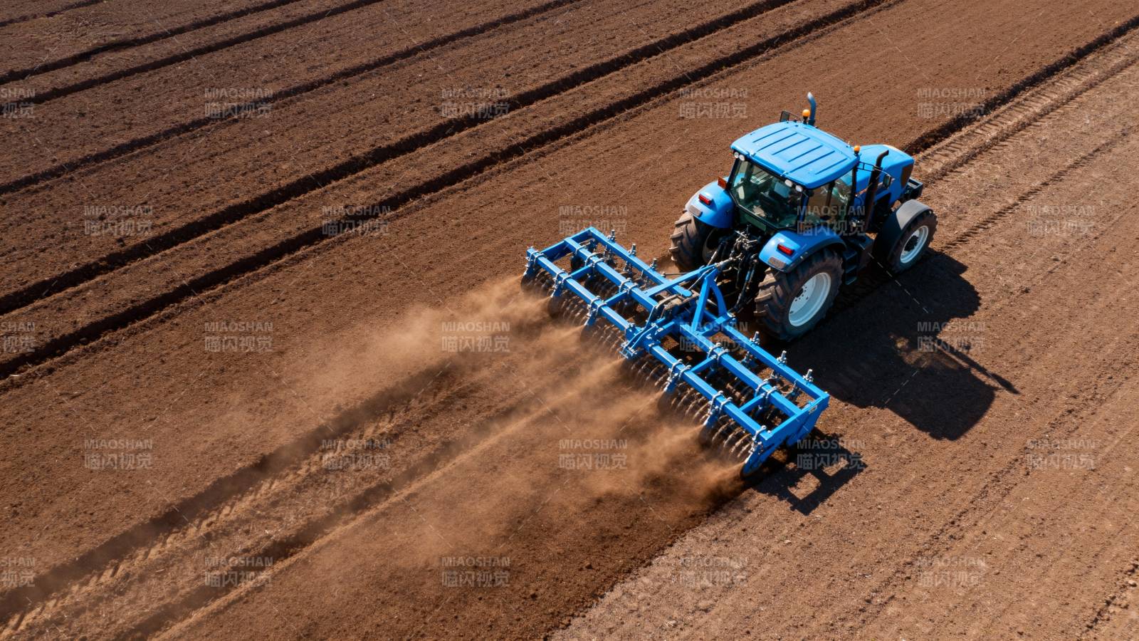 拖拉机耕作田地图片