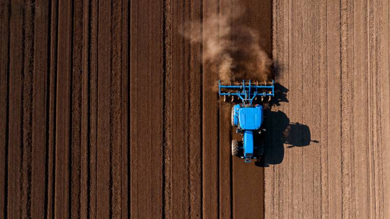 蓝天拖拉机耕作图片