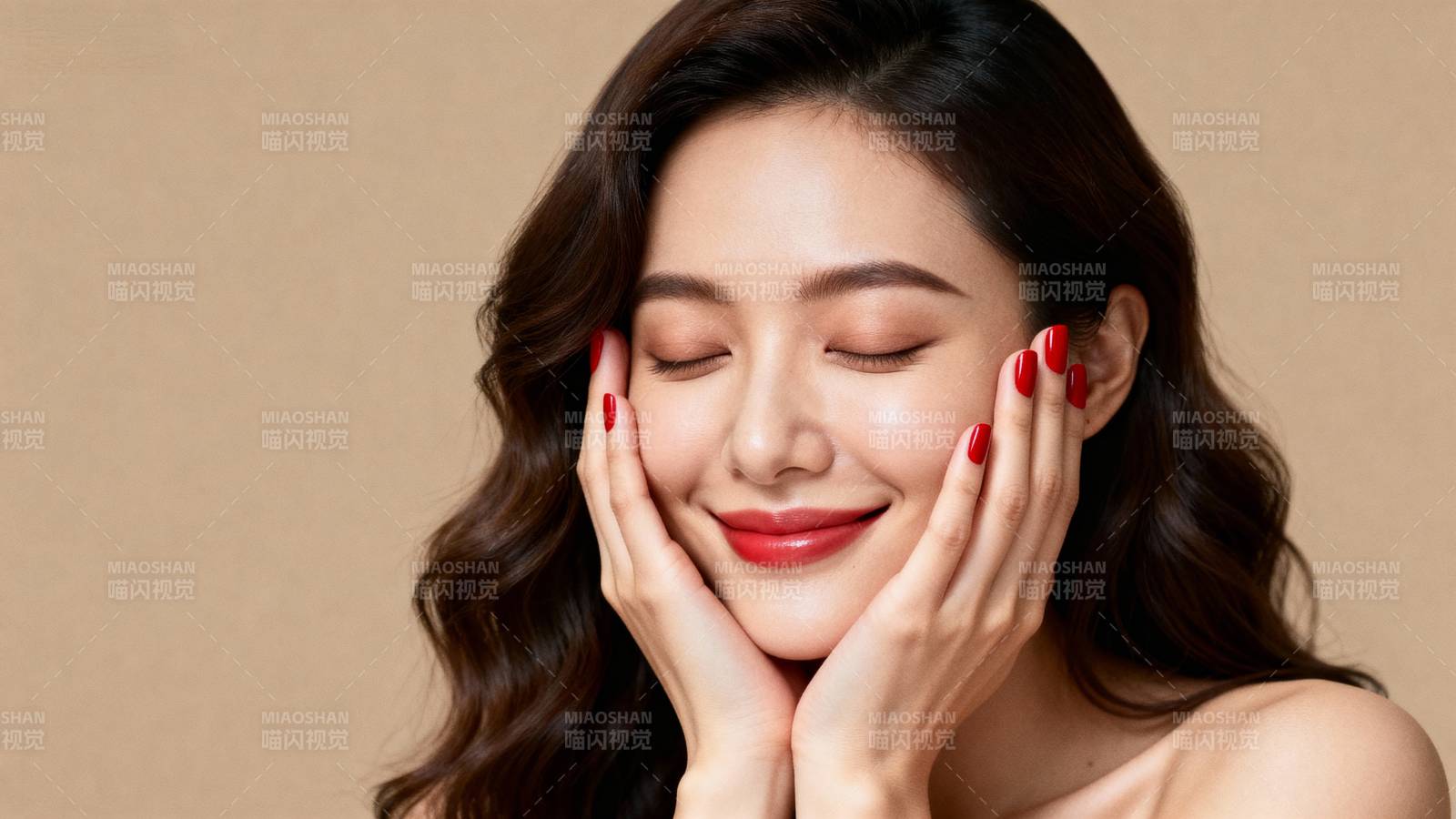 红唇微笑美人图片