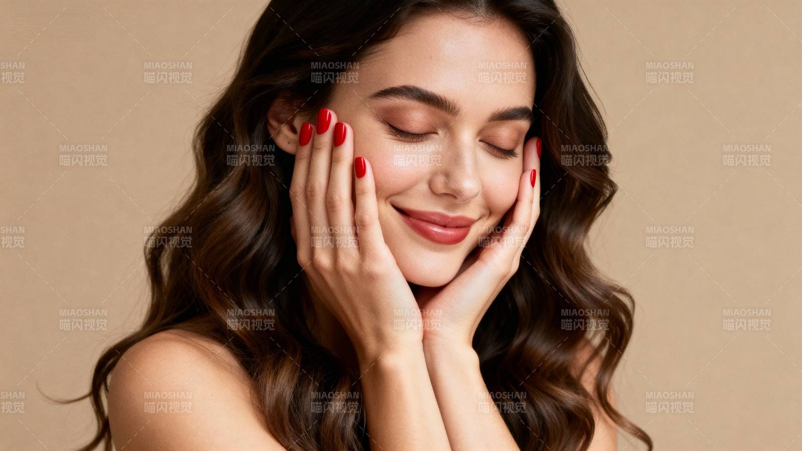 优雅微笑 红唇美甲图片