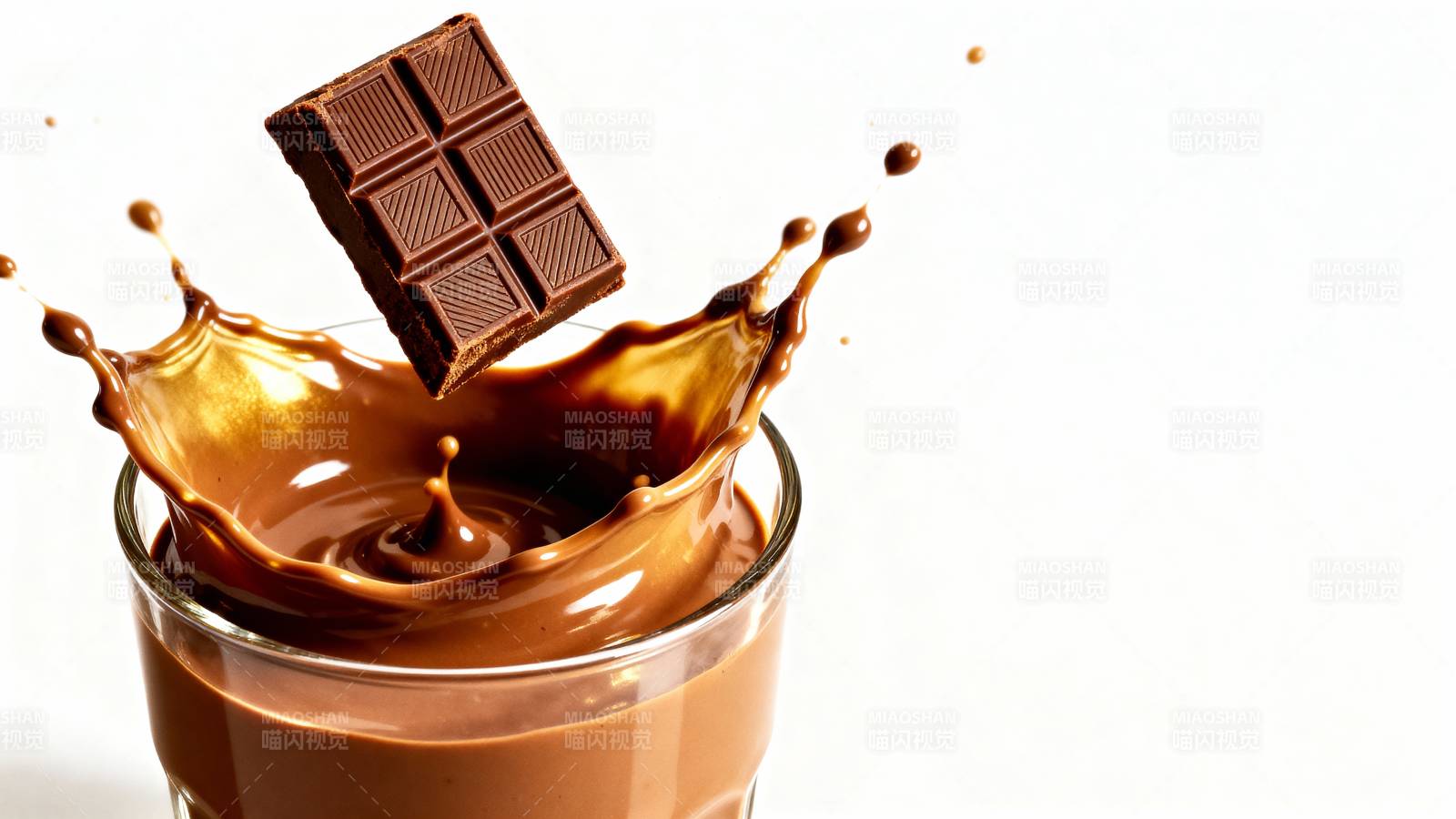 巧克力溅起瞬间图片