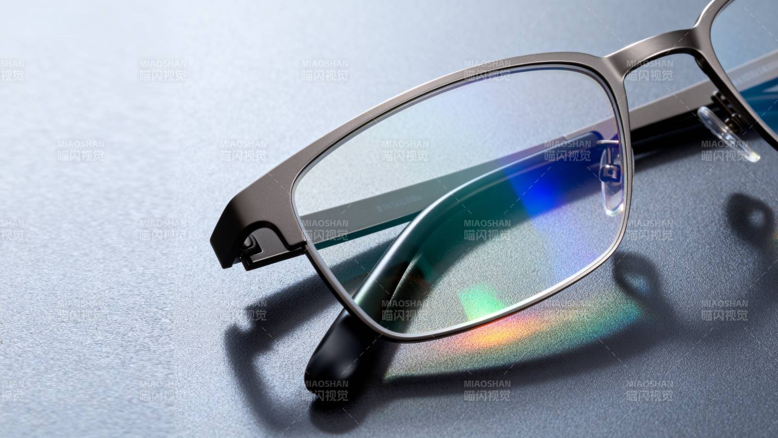 时尚金属眼镜特写图片