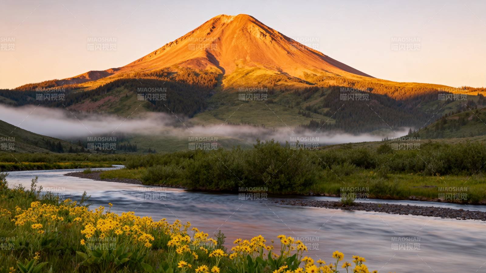 晨曦中的火山美景图片