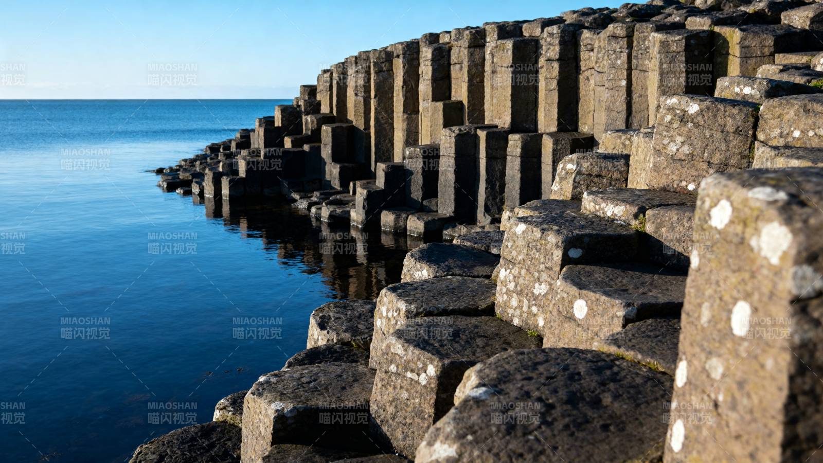 海堤石柱静谧景图片