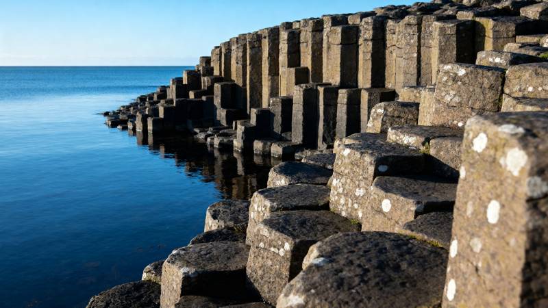 海堤石柱静谧景图片