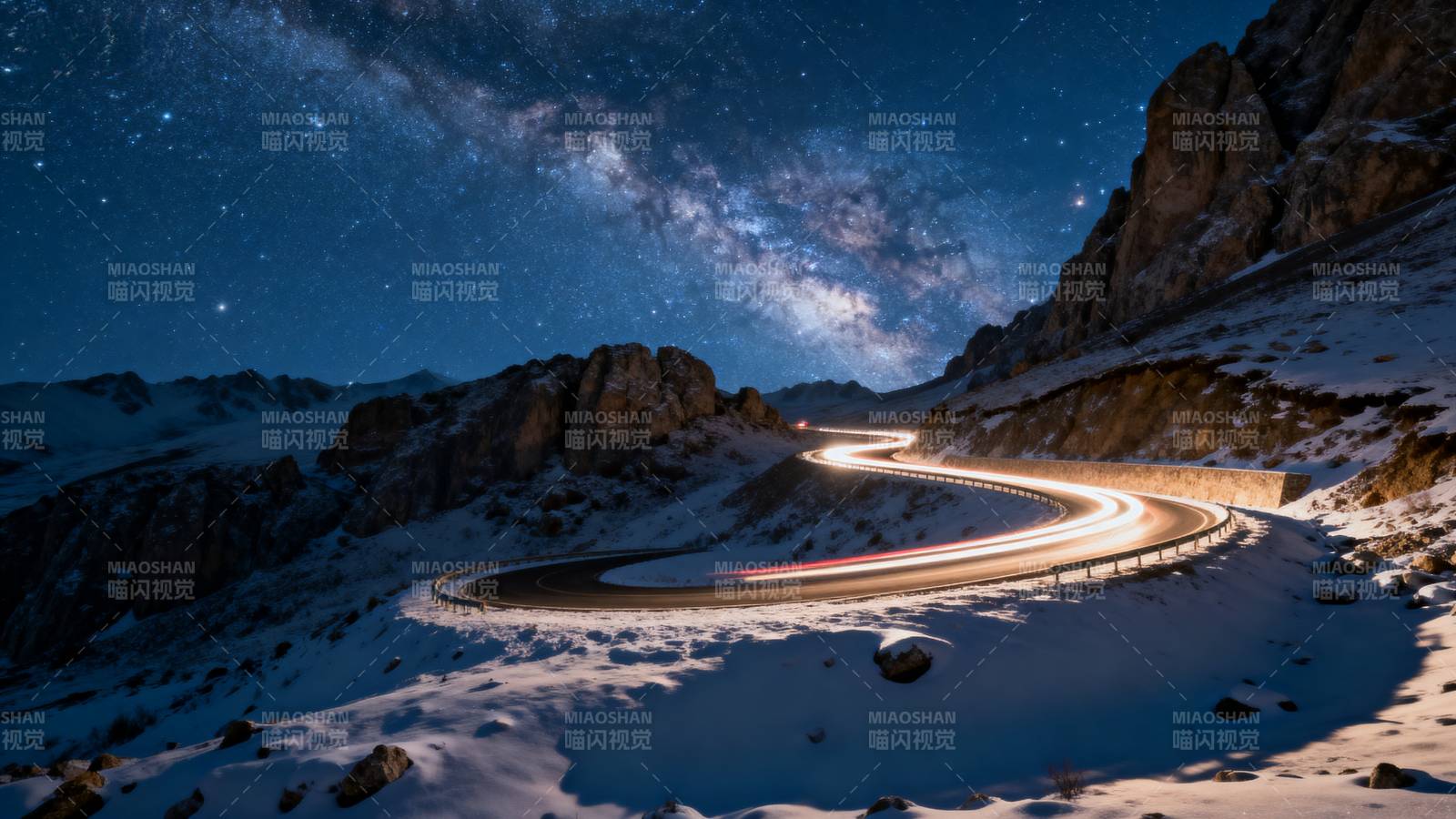 星河下的雪路图片