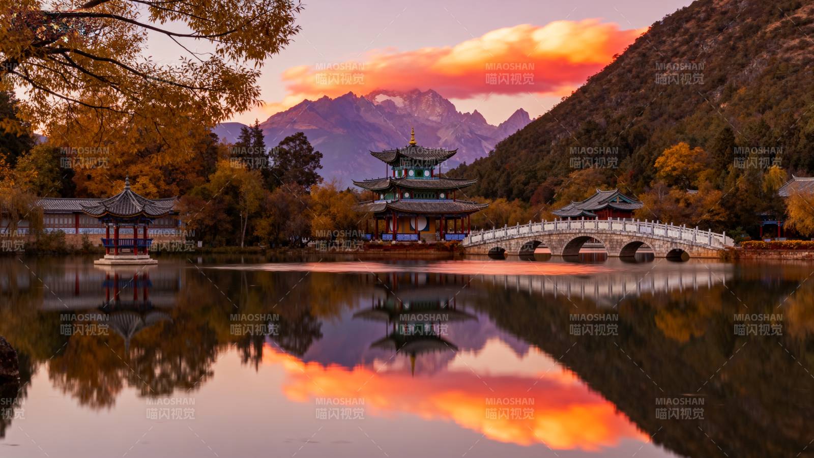 湖光山色映晚霞图片