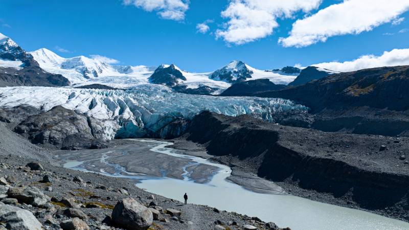 冰川湖畔行者图片