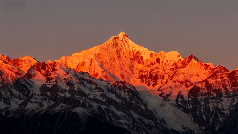 雪山日出美景图片