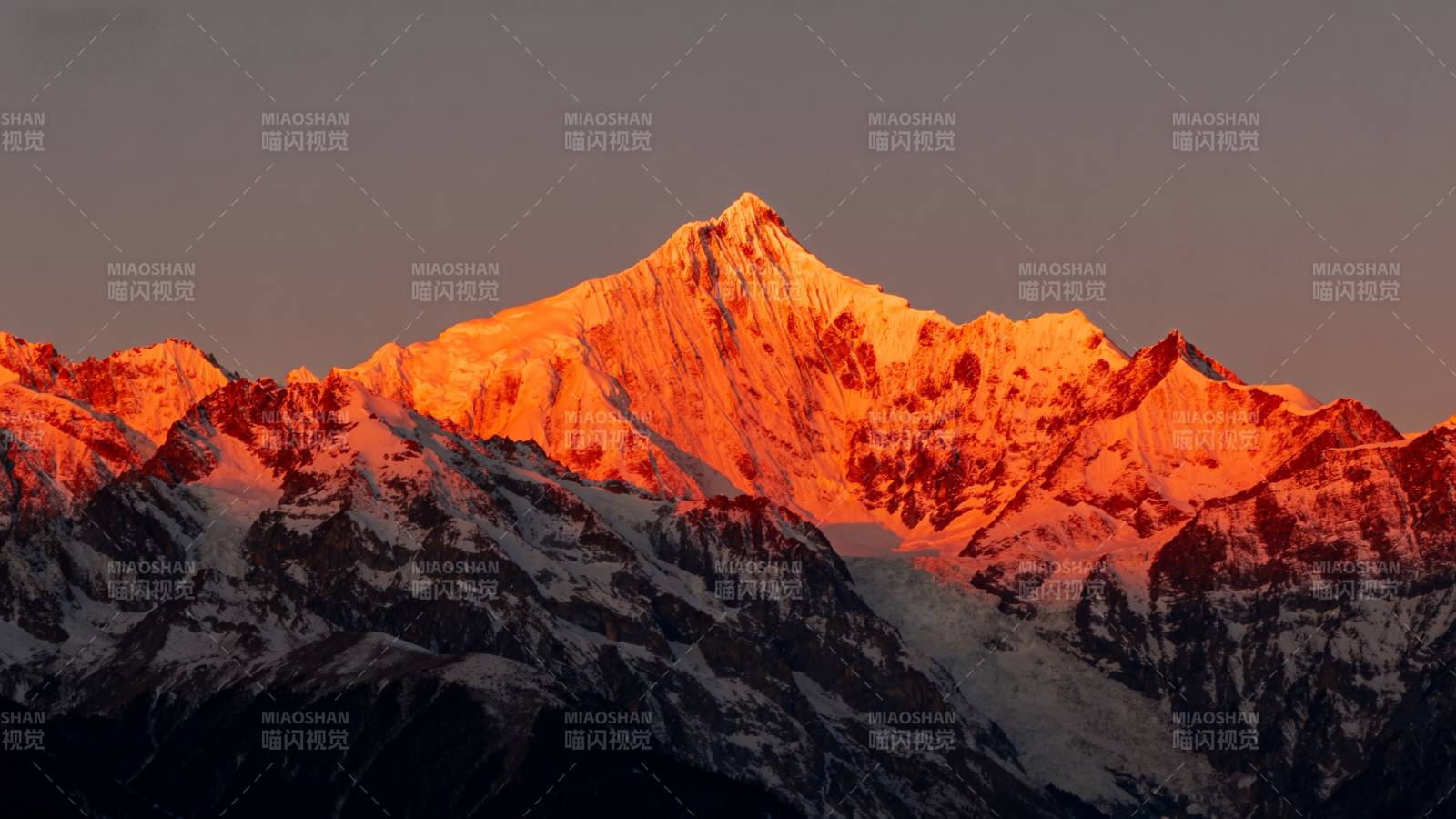 雪山日出美景图片