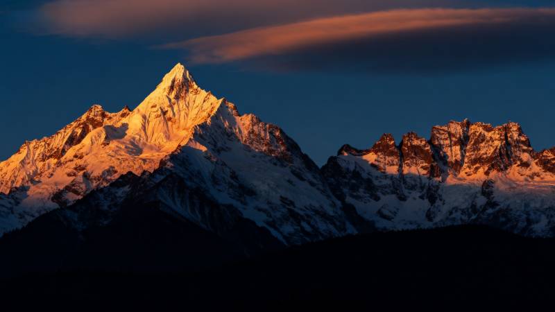 雪山日出美景图片