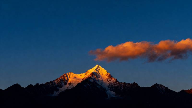 雪山日出云霞图片