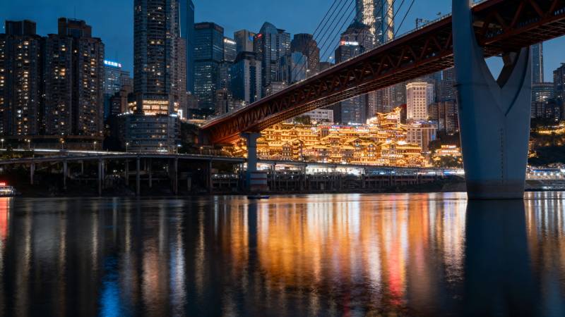 夜幕下的城市桥梁图片