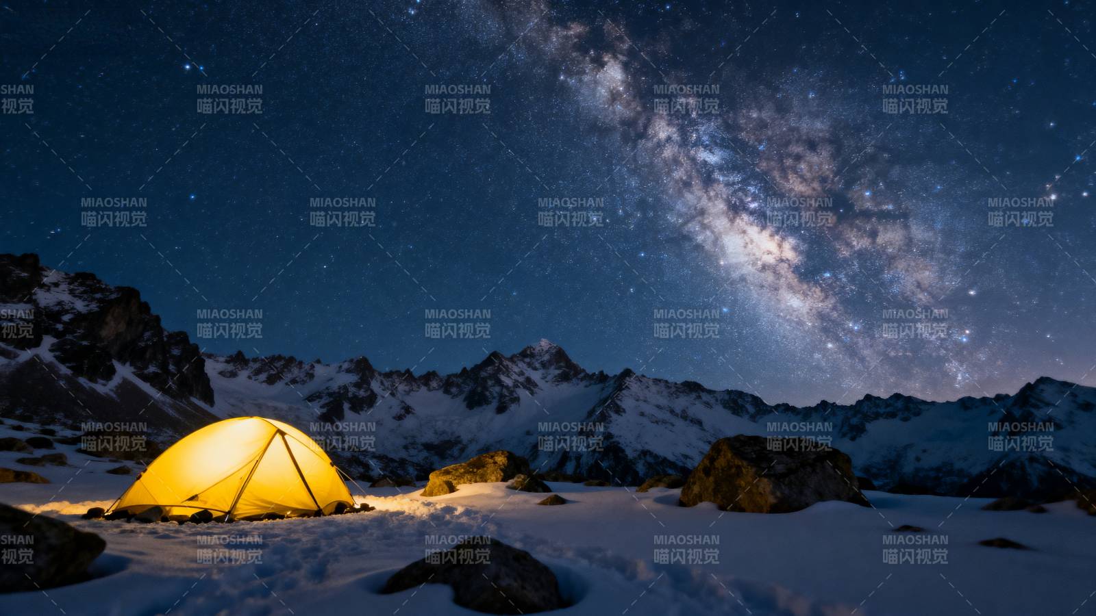 雪山夜空下的帐篷图片