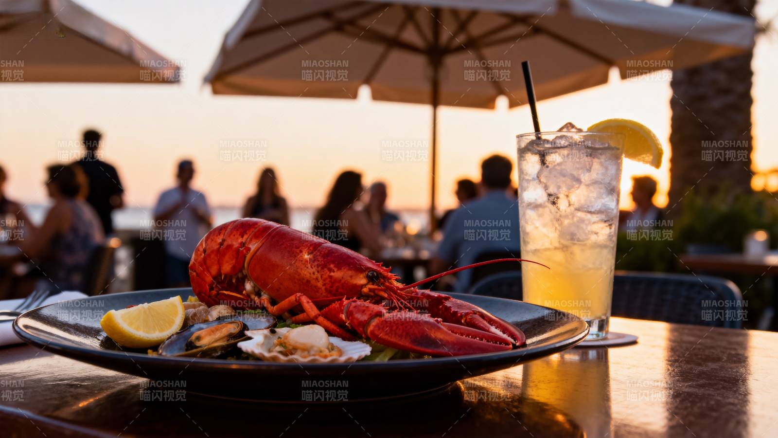海鲜晚餐夕阳下图片