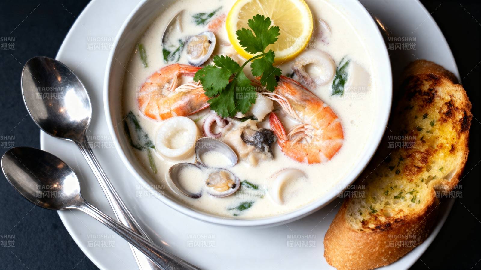 海鲜浓汤配蒜香面包图片