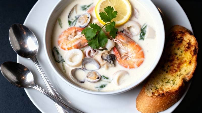 海鲜浓汤配蒜香面包图片