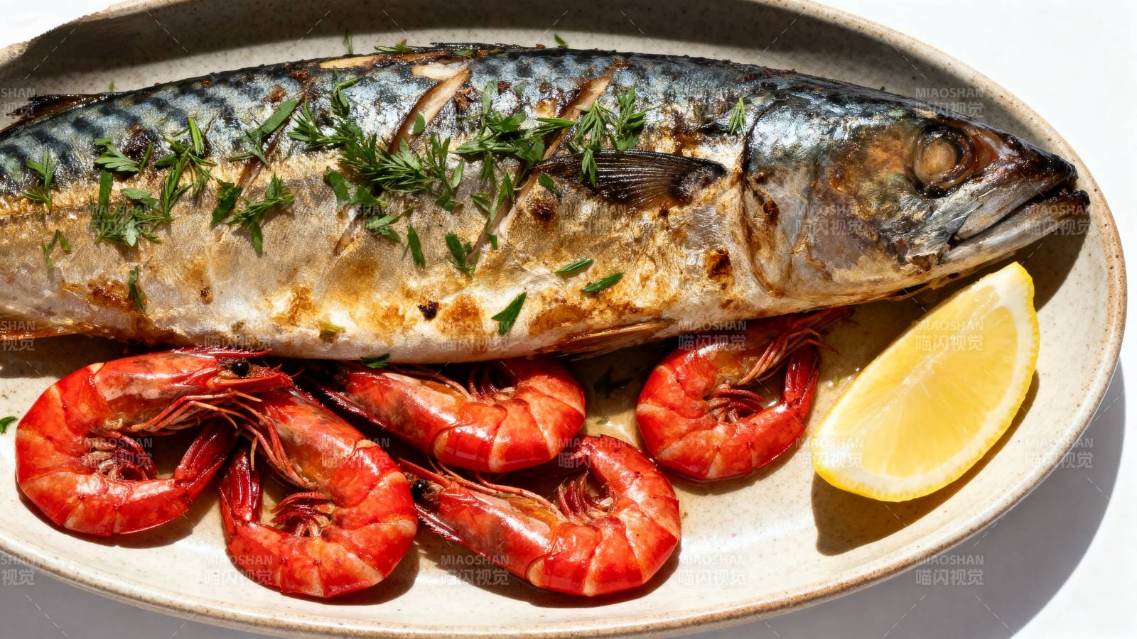 烤鱼配虾与柠檬图片
