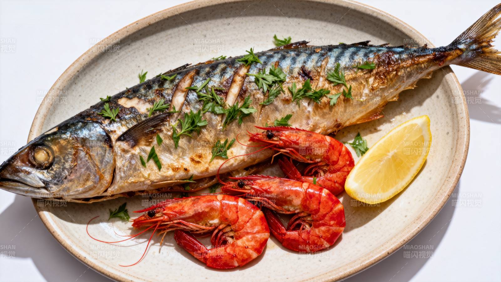 烤鱼配虾与柠檬图片