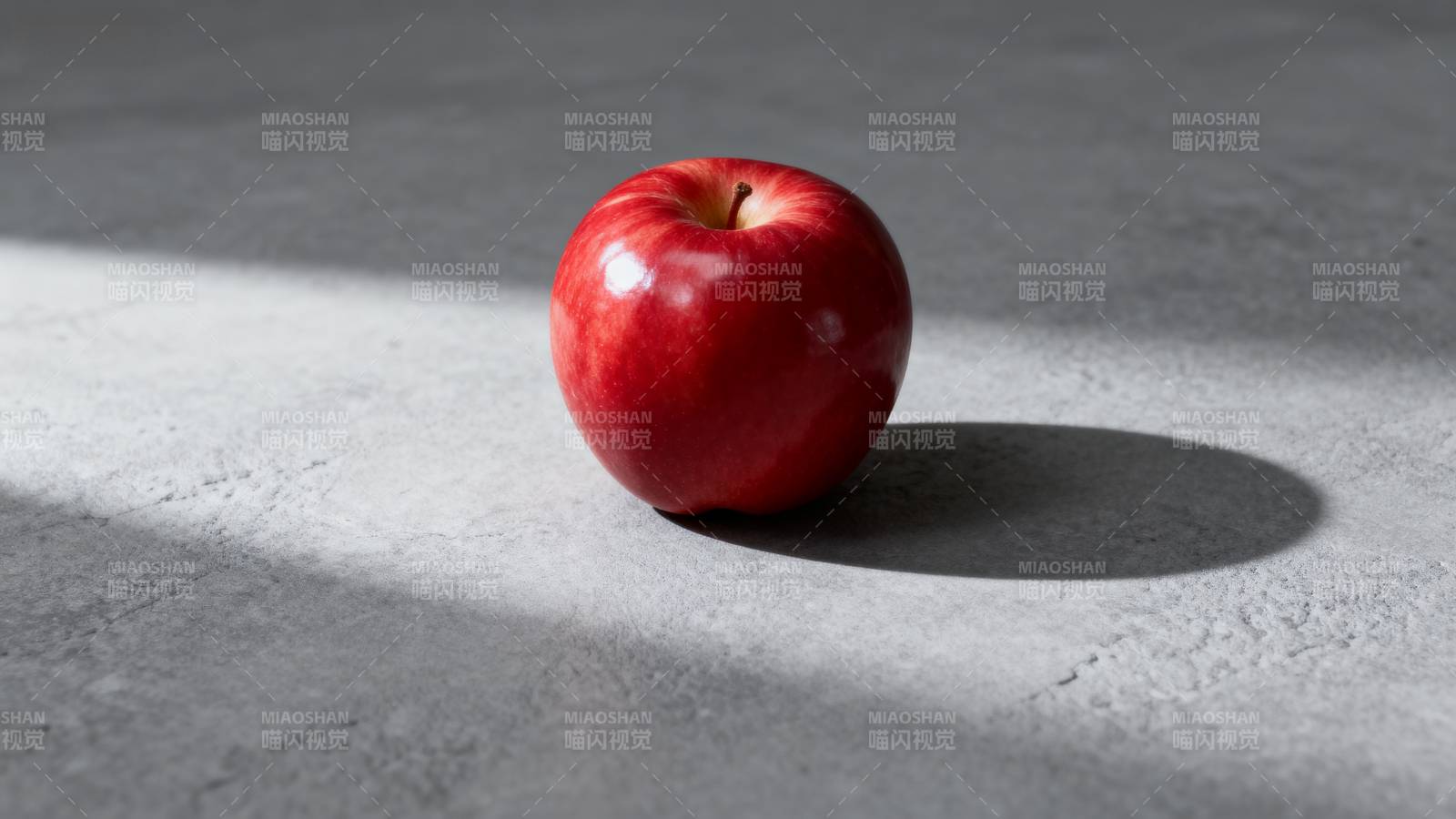 红苹果静置于光影中图片