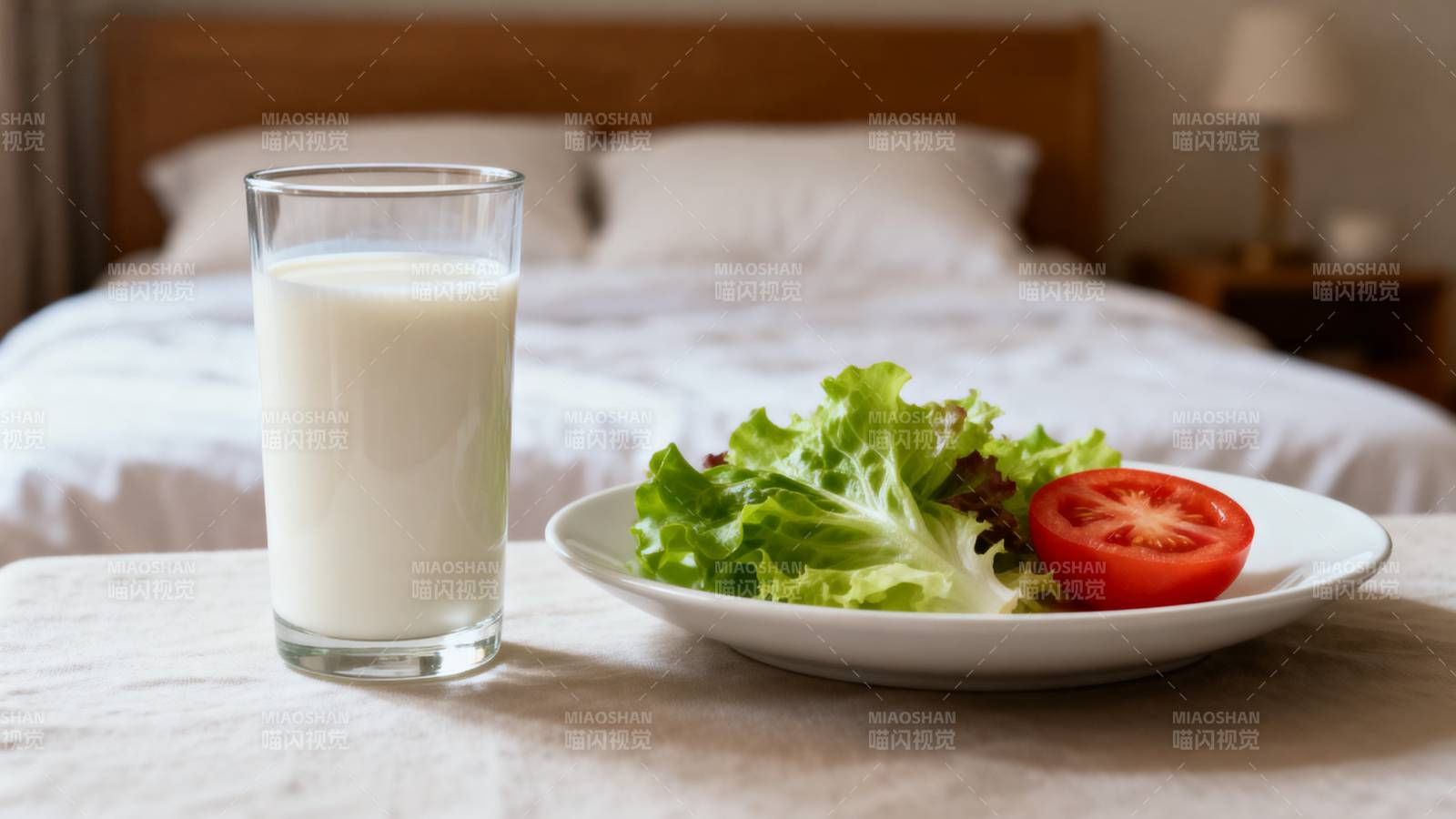 早餐 牛奶与沙拉图片