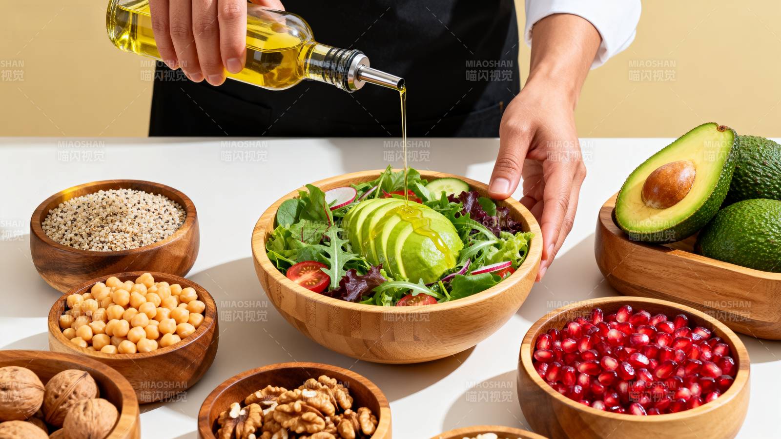 健康沙拉配橄榄油图片