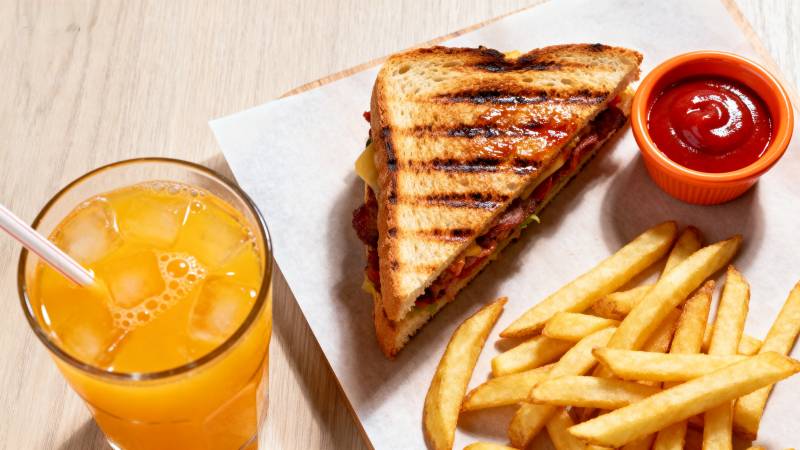 美味三明治配薯条图片