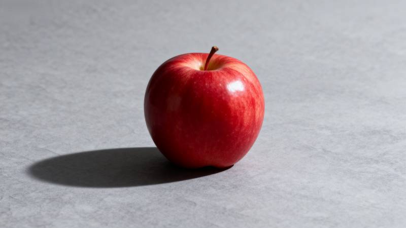红苹果静置灰面图片