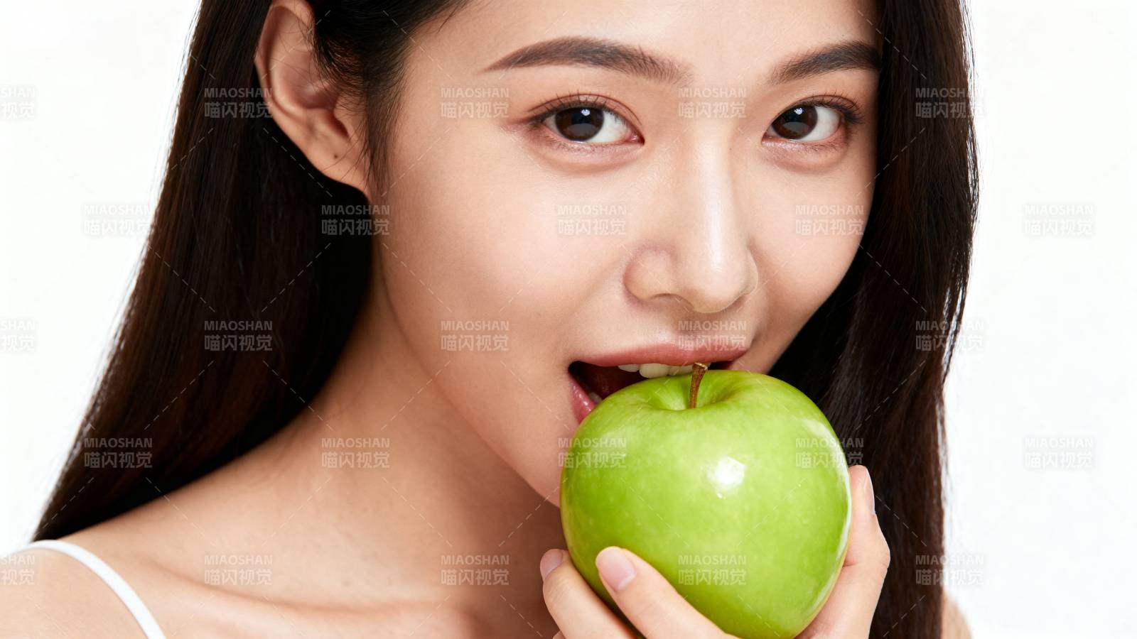 咬青苹果的美女图片