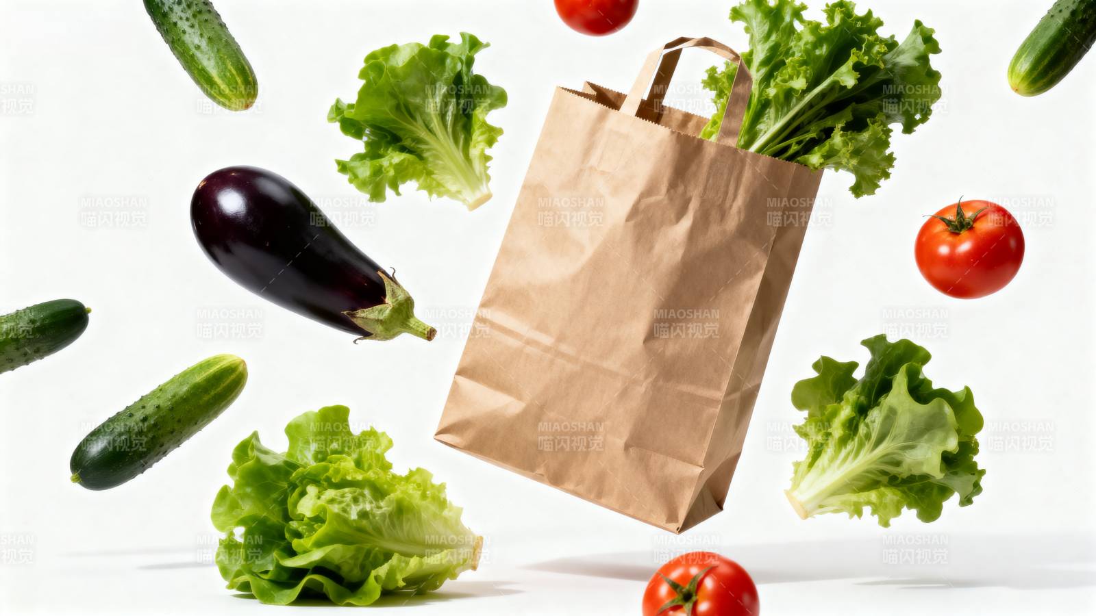 新鲜蔬菜飞入纸袋图片