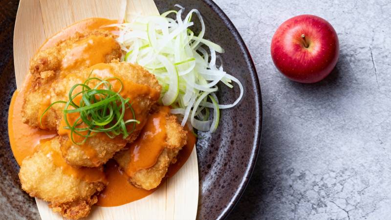 炸鸡配苹果沙拉图片