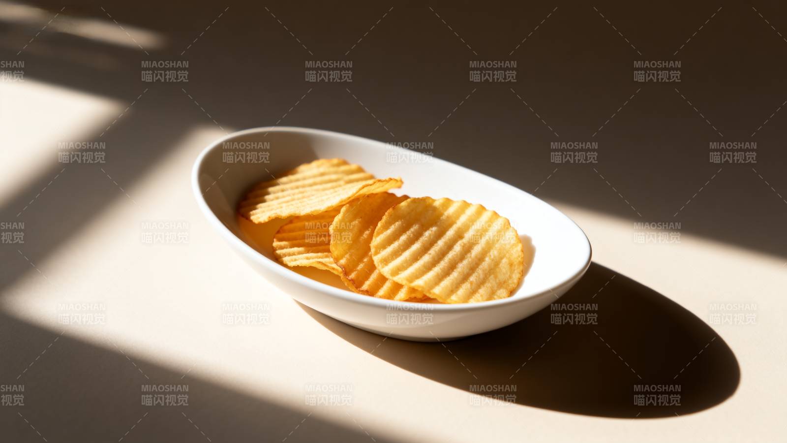 阳光下的薯片图片