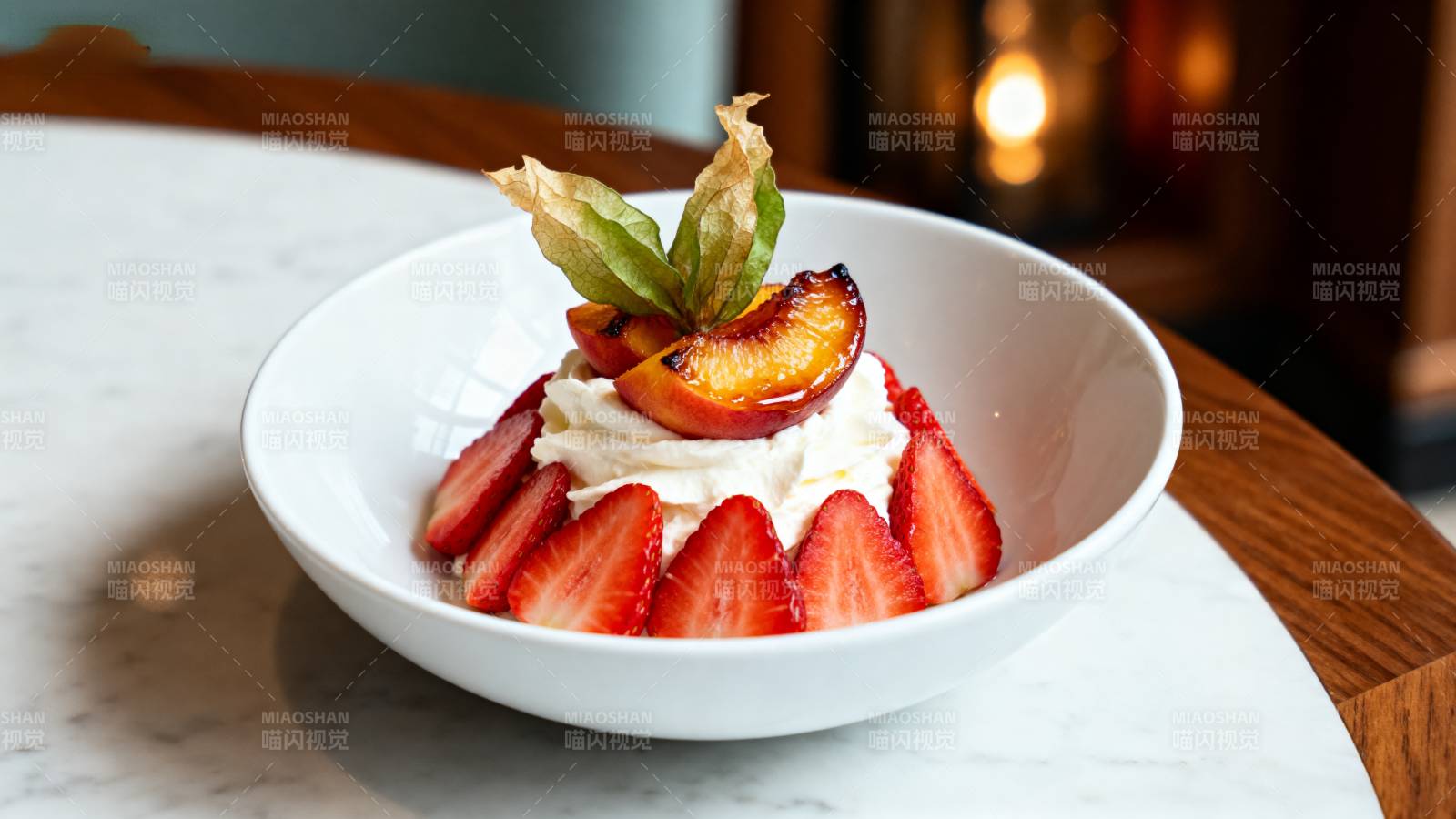 草莓奶油甜点图片