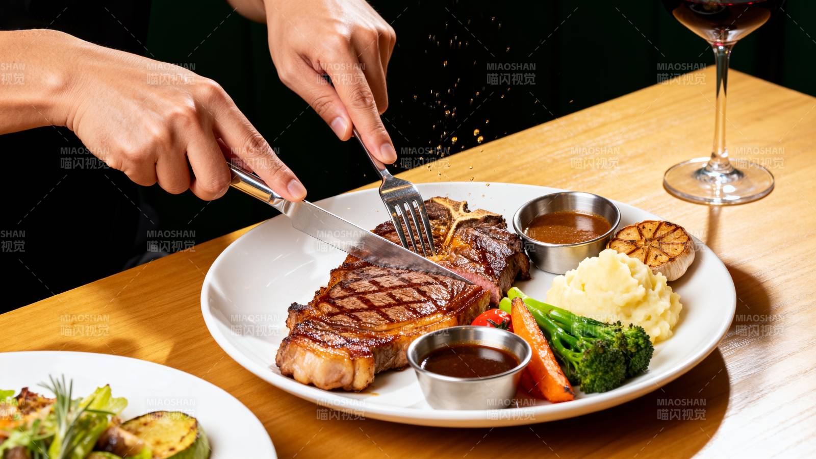 美味牛排盛宴图片