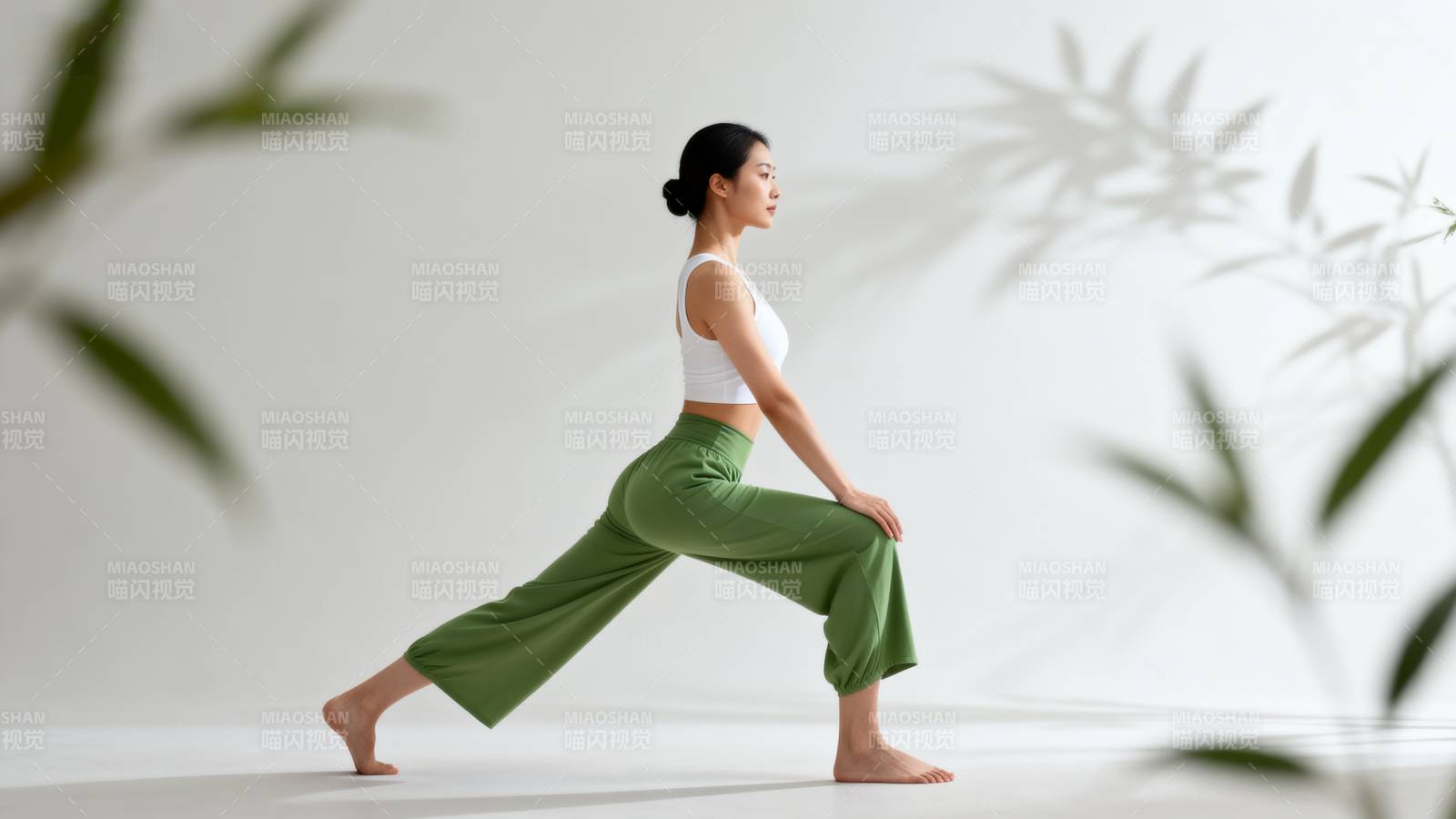 瑜伽女子侧影图片