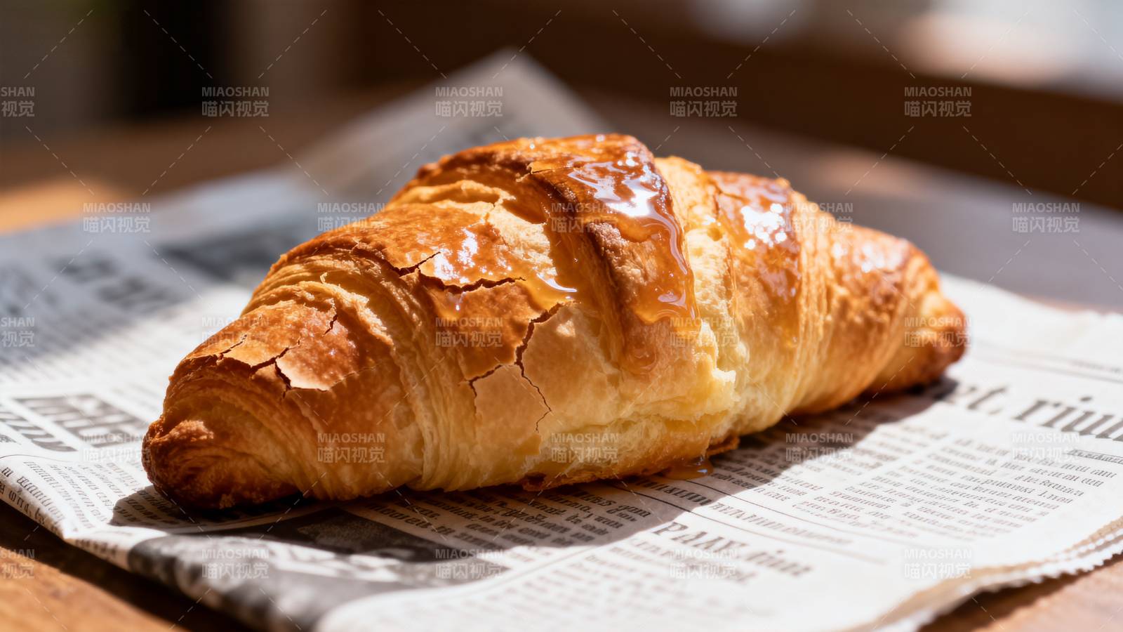 金黄酥脆的羊角面包图片