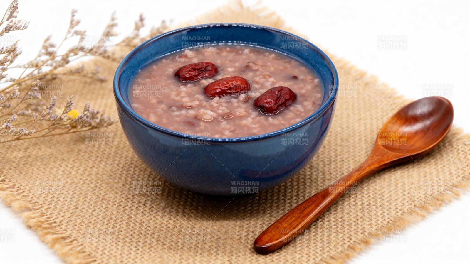 红枣粥配木勺图片