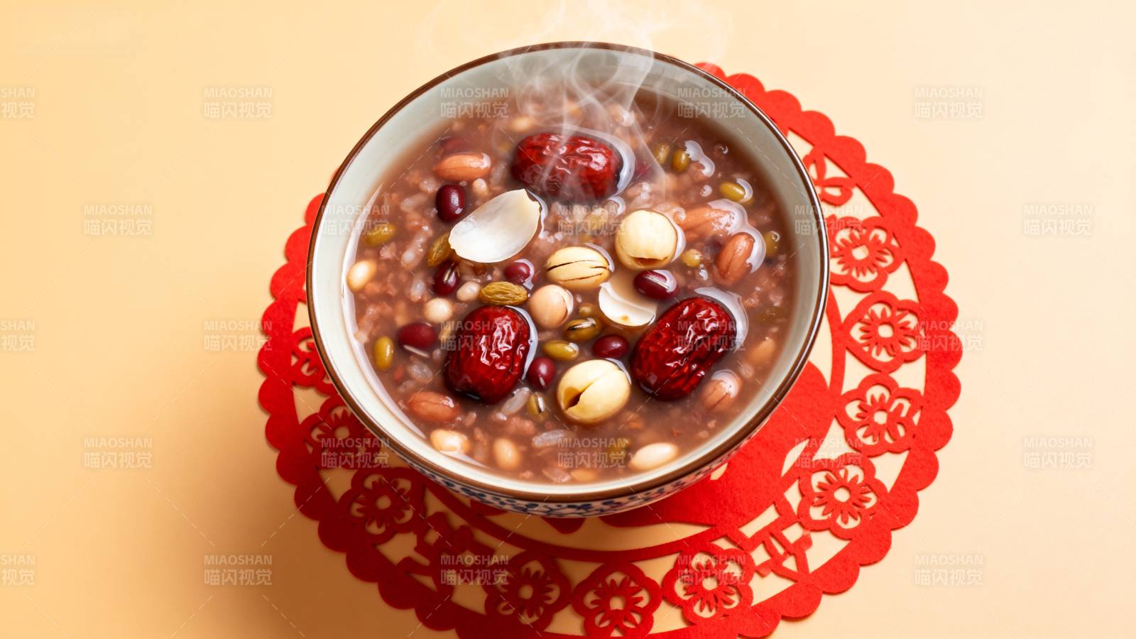 八宝粥热气腾腾图片