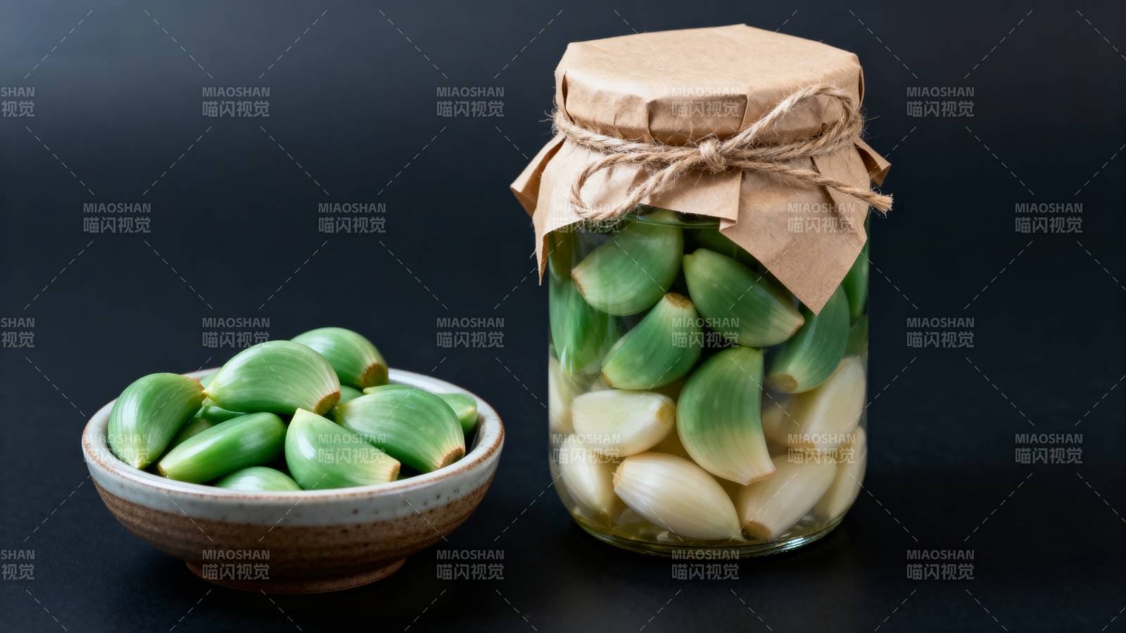 腌制蒜瓣与青蒜图片