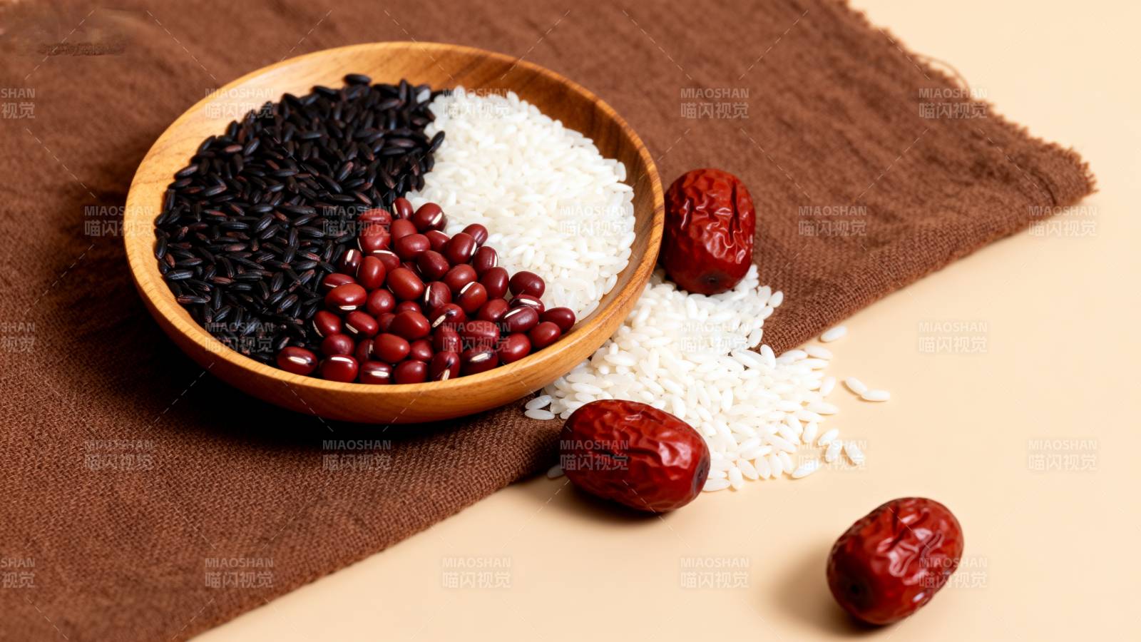 五谷杂粮与红枣图片