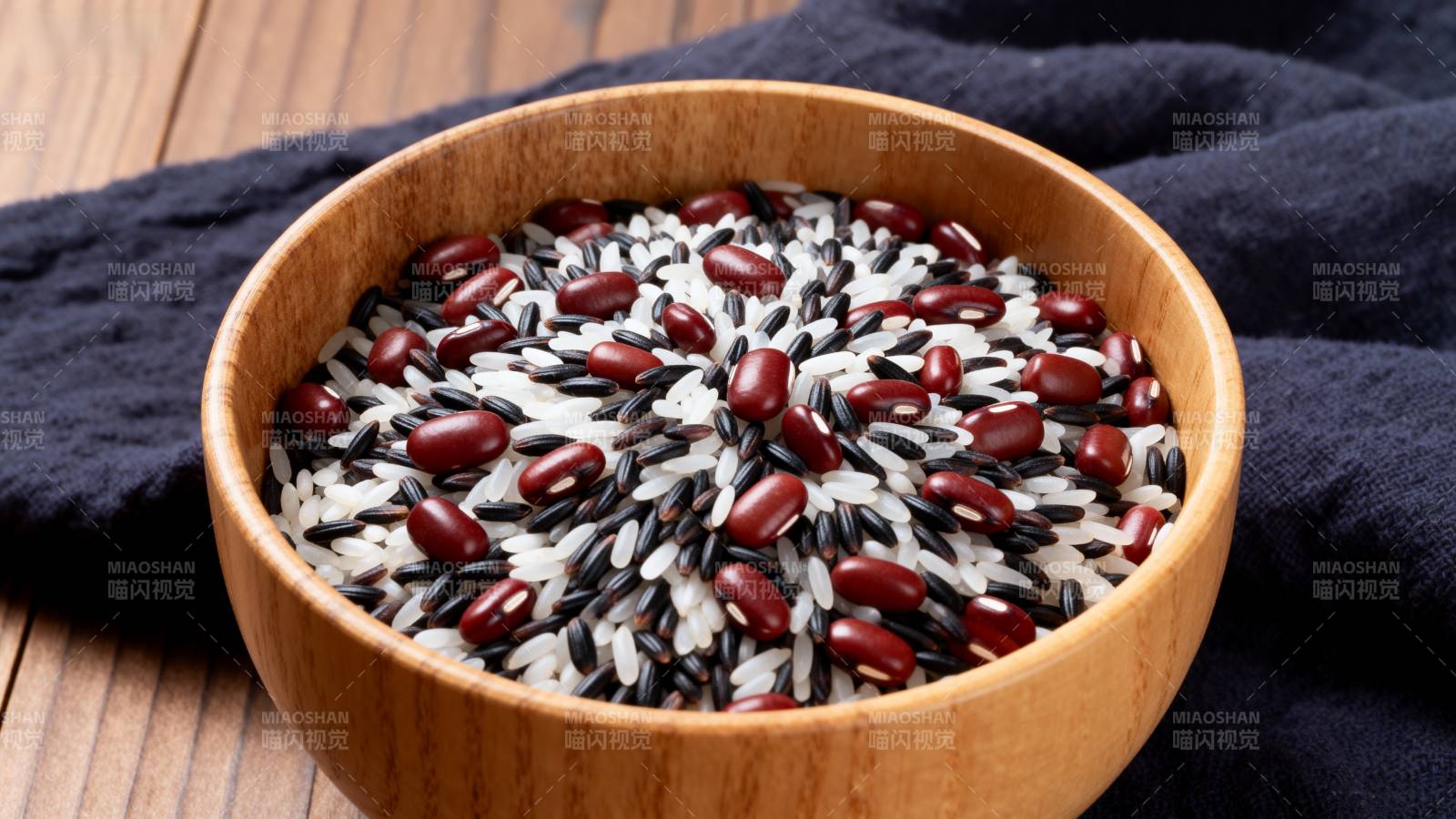 三色糙米碗图片