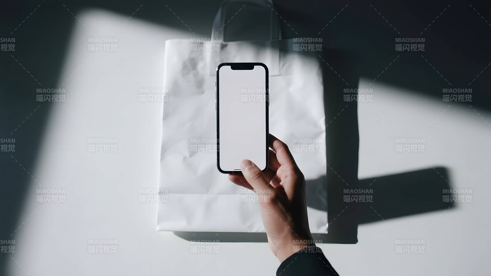 手机与纸袋光影图片