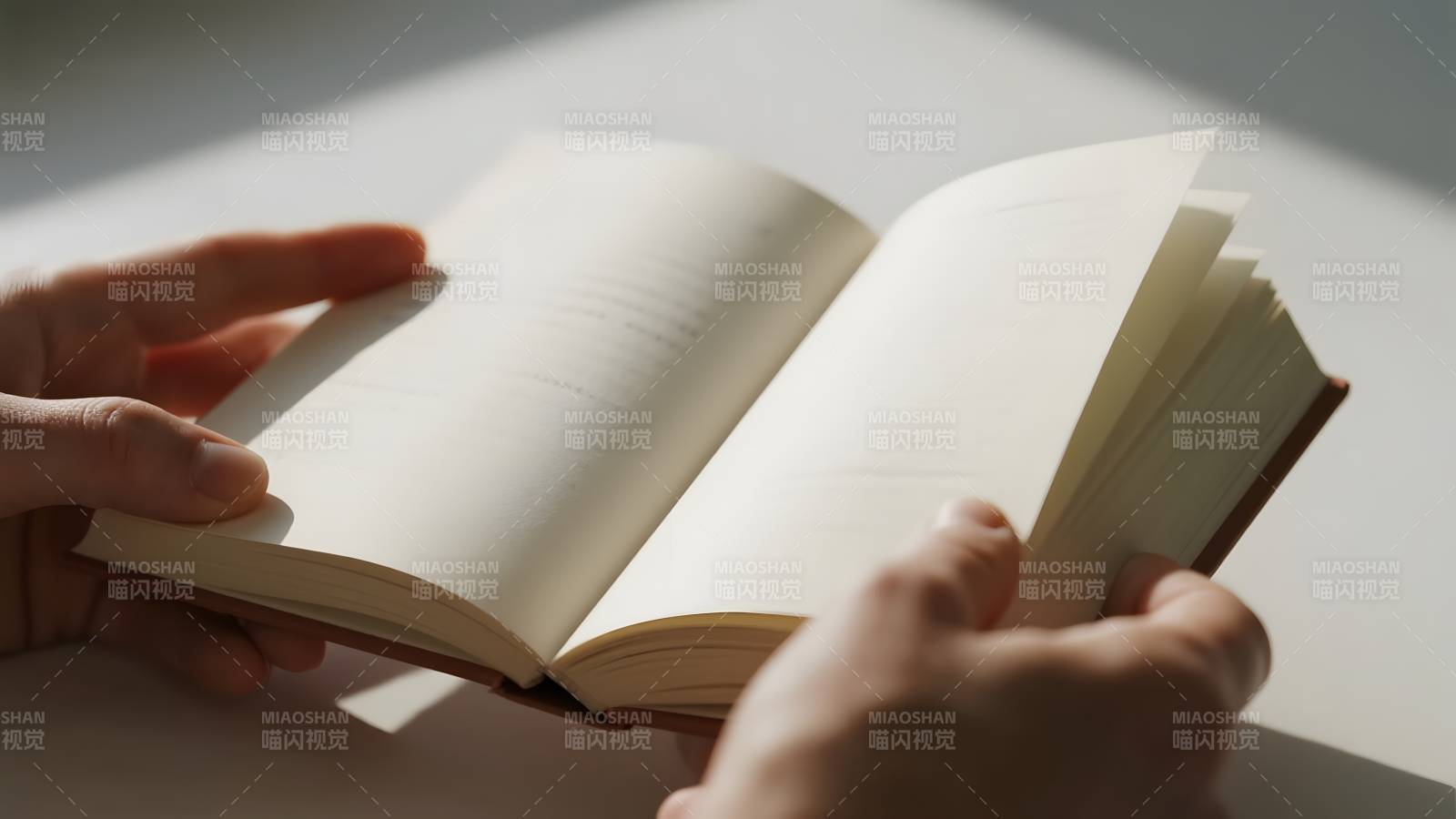 翻书阅读瞬间图片