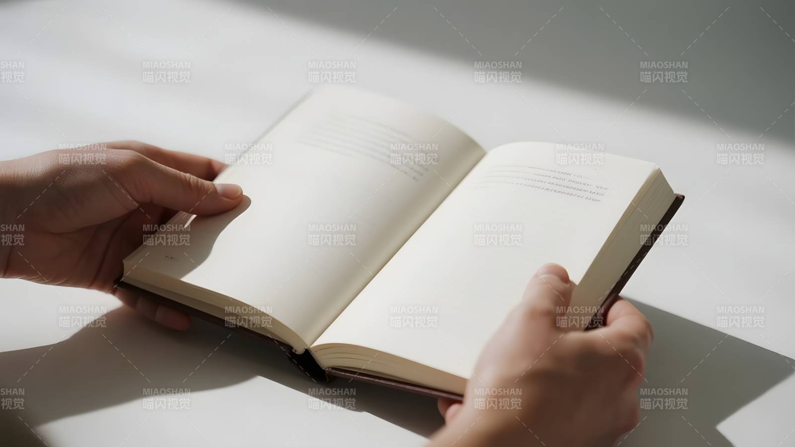 手捧书页静读图片