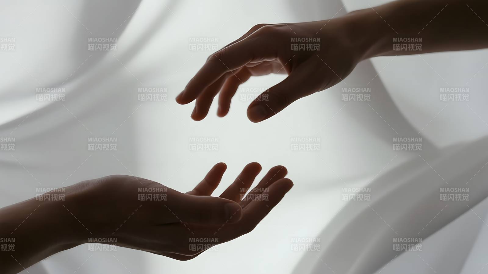 双手相望 心近咫尺图片