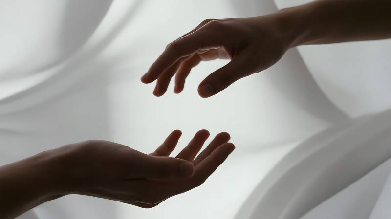 双手相望 心近咫尺图片