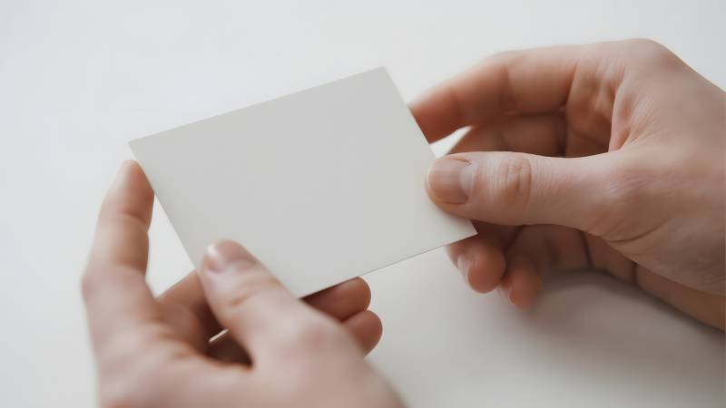 双手持空白卡片图片