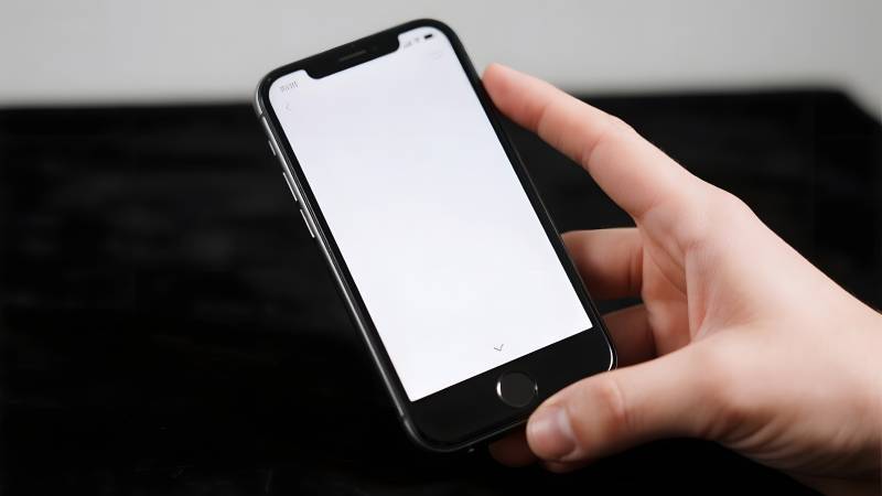 手持智能手机展示图片